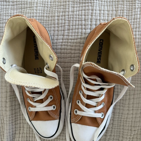 Women’s converse high tops size 8. Gently used. - Picture 2 of 3